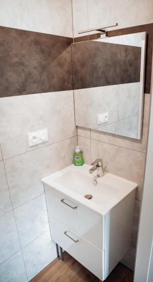 Appartement Neuf, Moderne Et Confortable! Ernee Exterior photo